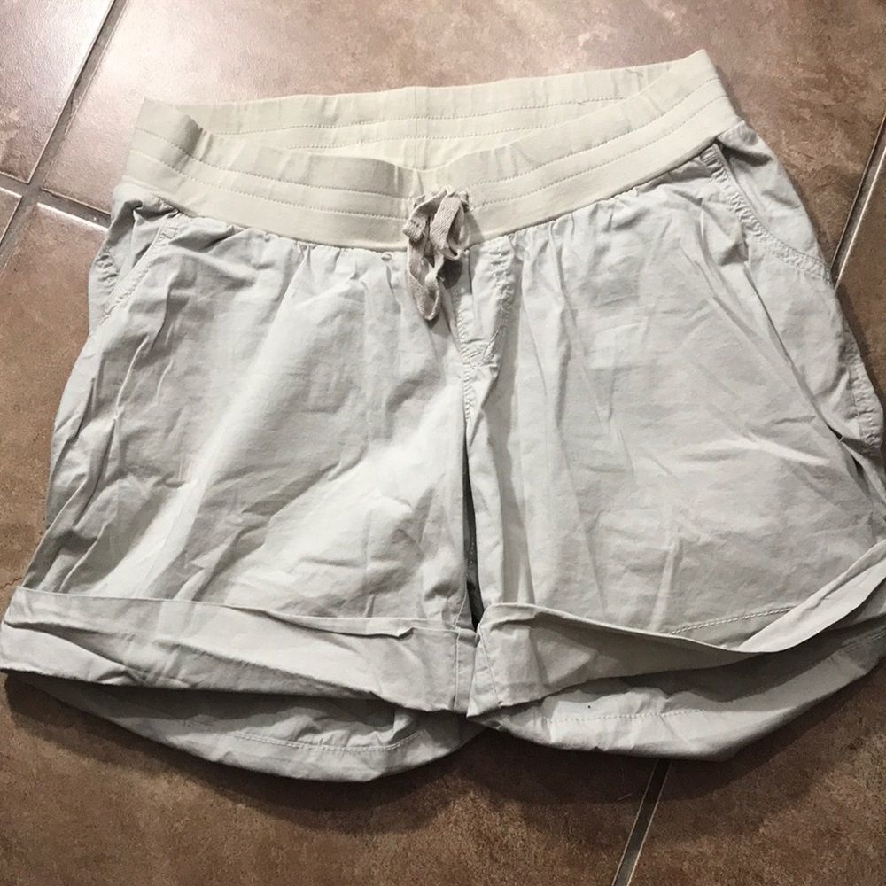 ‎Motherhood maternity khakis shorts